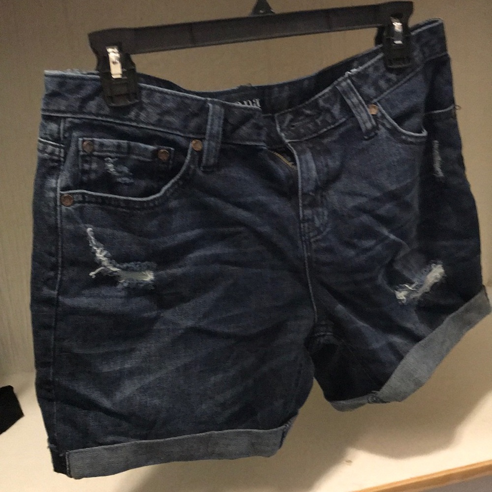 Distressed denim shorts. Boyfriend fit
